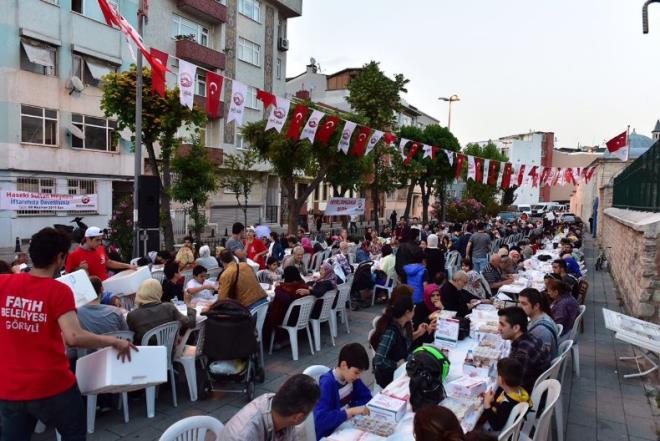 ftar sonras edilen duann ardndan ilede yaayan Afrikal futbolcular ile buluan Karim Benzema, daha sonra alandan ayrld.