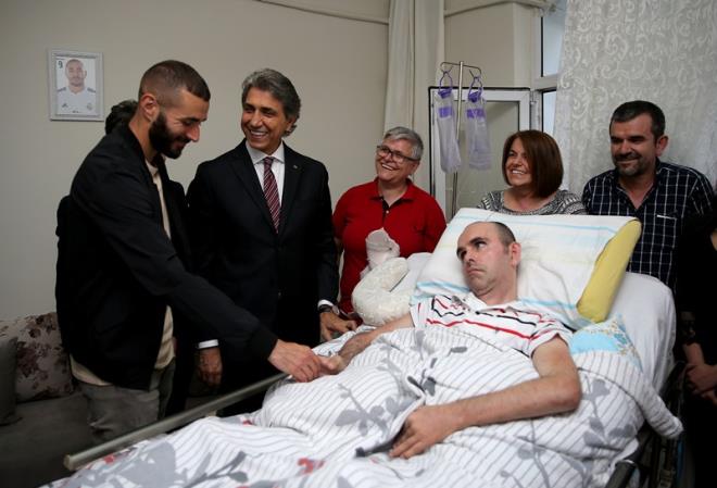Fransz futbolcu, Fatih Belediyesi'nden sonra, ilede yaayan felli hasta Zekeriya Akgl' evinde ziyaret etti.Benzema, 9 yl nce bir arabann arpmas sonucunda fel kalan eski amatr futbolcu Akgl'n salk durumu hakknda bilgi ald.