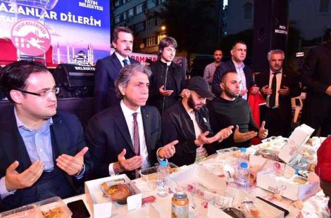 Belediye tarafndan dzenlenen iftar ncesi ilede yaayan ve 9 yl nce araba arpmas sonucunda felli kalan eski amatr futbolcu Zekeriya Akgl' ziyaret eden Benzema, salk durumu hakknda bilgi alarak ramazan kumanyas verdi.