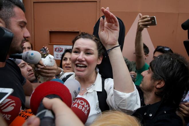 O SES'E M GELYOR?<br>  Gkhan ve Hakan zouz kardelerin, O Ses Trkiye'deki akbetleri tartlrken, bu iddia ortal kartrd. O Ses Trkiye'de jri koltuuna oturmas iin Deniz Seki'ye teklif gtrld iddia edildi.