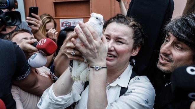 Hapishanede geirdii iki buuk yln ardndan dn zgrlne kavuan Deniz Seki'ye daha cezaevinden kmadan teklifler yamt. zgrl iin gn sayd gnler Deniz Seki, 2,4 milyon TL zaten kazanmt. Ama tekliflerin ard arkas kesilmiyor. Deniz Seki O Ses Trkiye'ye jri yesi mi olacak? Gkhan zouz ve Hakan zouz hakknda karar kesinlememiken bu iddia bomba etkisi yaratt. Deniz Seki O Ses Trkiye jrisi mi olacak? te o olay iddiann ayrntlar.