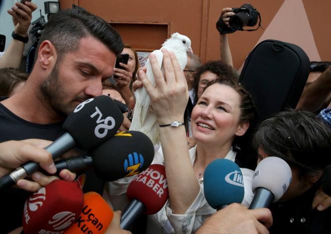 nl sanat, hem Ramazan, hem de Kurban Bayram'nda Kbrs'ta sevenleriyle buluacak. Ayrca 5 Austos'ta Harbiye Akhava'da sahne alacak olan Deniz Seki, sonbaharda srpriz bir TV projesinde grev alacak.