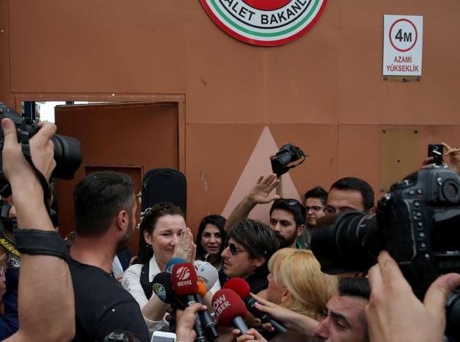 Ay sonunda skender Payda'n aranjrlnde 2 arklk single karma plan olan Deniz Seki, ayrca 1 milyon 200 TL'ye Kbrs'ta bir otelle 3 konserlik anlama yapt.