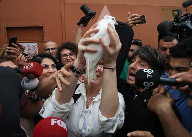 te yandan Deniz Seki iin menajeri zgr Aras, u gnlerde iinde gvenlik, fotoraf gibi alanlardan oluan zel bir yeni ekip kuruyor.