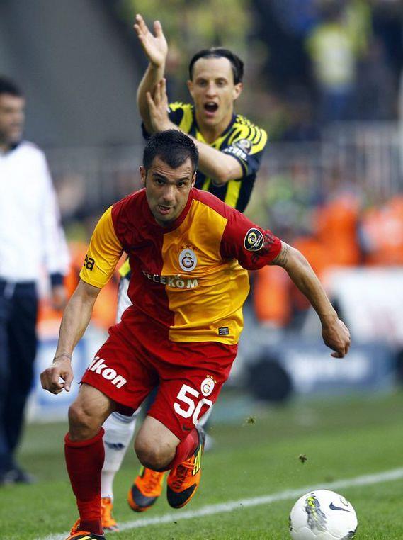 Sezon bandan formsuz grntsyle eletiri oklarnn hedefi olan Hamit Altntop'un sakatl nedeniyle forma giyemedii mata ans bulan Engin Baytar'n da taktik disiplinden uzak dank grnts, sarkrmzl takmn kulbesini bir kez daha tartma konusu yapt.