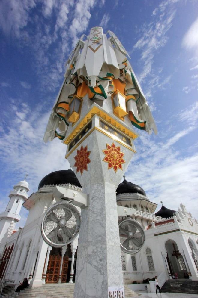 naat Ae'nin son sultan Muhammed Daud Syah tarafndan 1881'de tamamlanan caminin  farkl lkenin mimari zelliklerine sahip olduunu dile getiren smail, "Caminin ilk temeli Hollanda tarafndan atld. Daha sonra Endonezyal sultanlarn ve Arap mimarlarn yardmyla caminin inaat tamamland. Bu nedenle camide  lkenin mimari izleri bulunuyor." dedi.