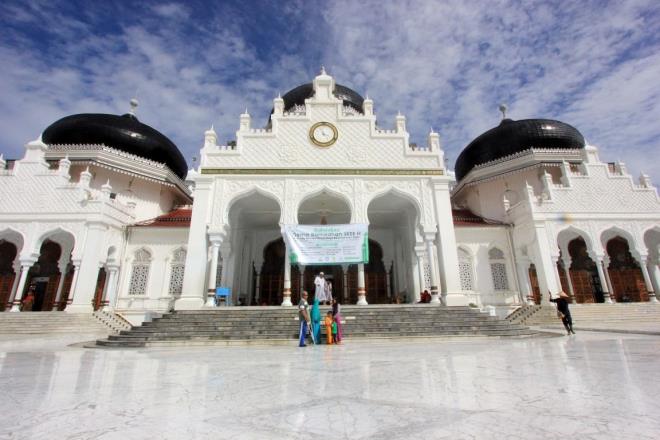 nce bir minareli olarak yaplan ve daha sonraki eklemelerle halihazrda 7 kubbe, 8 minare ve 32 stundan oluan cami, bin 500 metrekarelik bir alan zerinde yer alyor. 30 bin kii kapasiteli cami, UNESCO'nun Dnya Miras Listesine de eklendi.