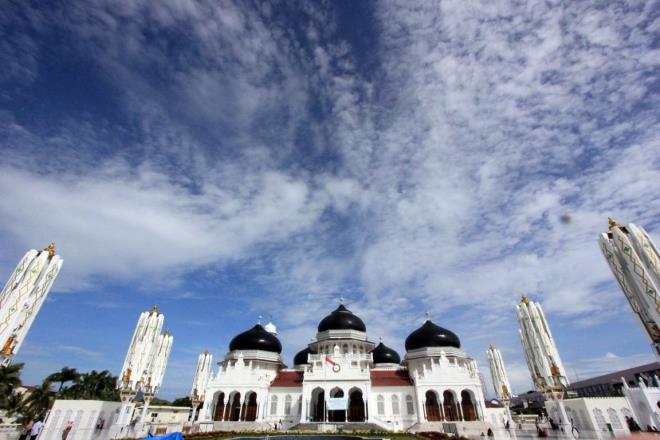 Beytrrahman Camisi, Ae'de 2004'te meydana gelen deprem ve ardndan oluan tsunamide evresindeki tm evlerin yklmasna, aalarn kkenden sklmesine karn ayakta kald. Camide, 250 bin kiinin lmne neden olan deprem ve tsunaminin ardndan kk atlaklar dnda bir hasar olumad.