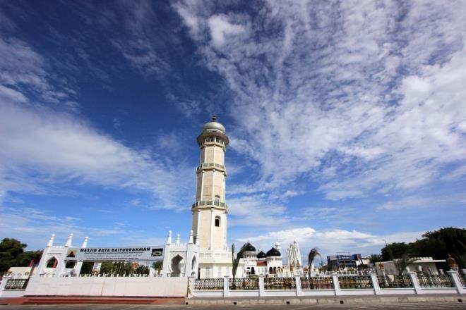 Hollandal smrgecilerin camiyi blgenin kalesi olarak grld iin yaktn belirten smail, "Beytrrahman Camisi, ilk ina edildiinde ahaptan yaplmt. 1873'te Ae'ye giren Hollandal smrgeciler, komutanlar Khohler'in emri dorultusunda camiyi yakt. Bunu kabul edemeyen Aeli Mslmanlarn direnii sonucu Khohler caminin avlusunda ldrld." diye konutu.