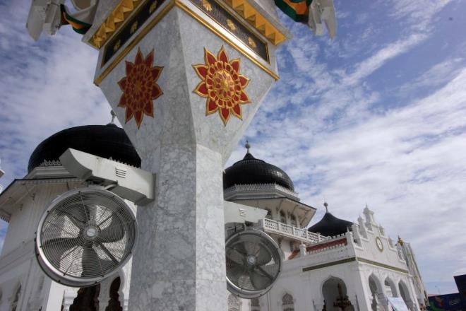 Aeli Mslmanlarn direniinin smrgeci ynetime geri adm attrdn belirten smail, szlerini yle srdrd: "Caminin yaklmasna sebep olan smrgeci komutan Khohler'in ldrlmesi, Hollanda ynetiminin, slami deerlere saygl olmalar gerektiini anlamasn salad. Dnemin Hollanda ynetimi, Mslmanlarn fkesini dindirmek iin caminin tekrar ina edilmesi sz verdi ve caminin betondan ilk temeli 1879'da atld."