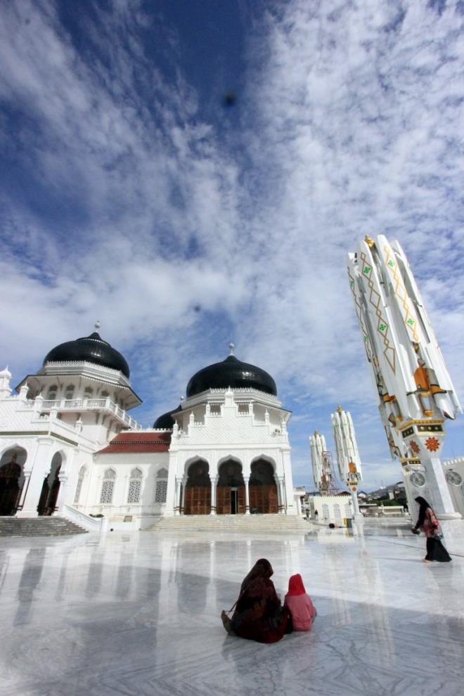Aeli Mslmanlarn, temeli Hollandallar tarafndan atld iin bata camiye kabul etmediini kaydeden smail, caminin daha sonra Mslman mimarlarn katksyla tamamlanarak yeniden benimsendiini syledi.
