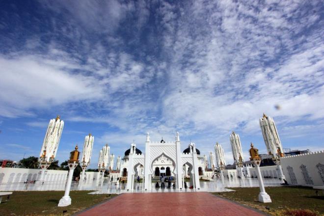 Endonezya'nn Ae eyaletinde yllara meydan okuyan "Beytrrahman Camisi", Endonezyal Mslmanlar tarafndan eyaletin "kalesi" olarak kabul ediliyor.
