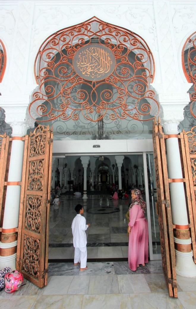 Caminin gemiteki saldrlar ve tsunamiye ramen halen ayakta olmas, Ae halk tarafndan mucize olarak alglanyor.