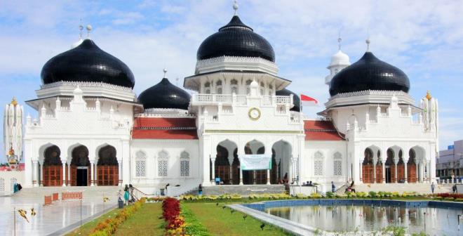 Sultan skender dneminde ina edilen camide, mezarlar Ae'de bulunan Trk, ran ve Arap din adamlarnn slami eitim verdikleri biliniyor.