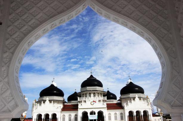 Beytrrahman Camisi Ba mam Azman smail, AA muhabirine yapt aklamada, "mamln yaptm bu cami, tarihten gnmze Ae eyaletinin kalesi olmutur.Cami ina edildiinden bu yana hep smrgecilerin saldrsna uram ancak Aeli Mslmanlarn direniiyle tekrar ina edilmitir." ifadelerini kulland.