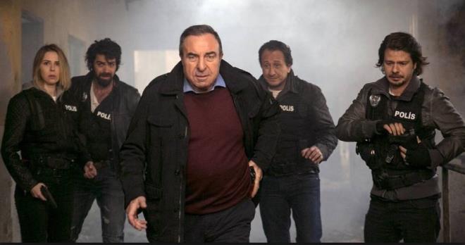 Trk televizyon tarihinin en uzun soluklu dizilerinden 'Arka Sokaklar' gelecek sezon da Kanal D ekranlarnda izleyicisiyle bulumaya devam edecek.