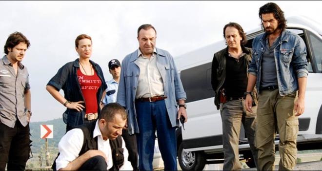 Usta sanat, ekimlerin devam ettiini belirterek, "Dizi setinden geliyorum bayramdan nce sezon finali yapacaz" ifadelerini kulland.