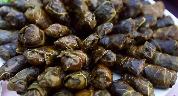 Erikli Yavan Sarma | Tokat    Anadolu'da etsiz yemekler yavan olarak adlandrlr. Ad yavan ama lezzeti kuru erik ve Narince zm yapra ile tavan yapan,  Time Dergisi'ne konuk olan bir Tokat lezzeti.