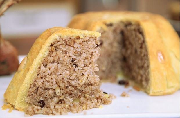 Perde Pilav | Siirt  <p>  Her malzemesi farkl bir anlam tayan perde pilav, zellikle kaynvalide ve gelin arasnda bir tr mesajlamadr.