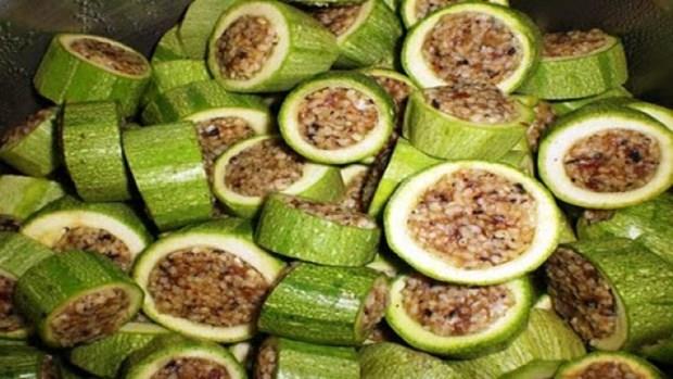 Katkl Dolma | Bitlis  <p>    Kabak ile yaplan katkl dolma, Bitlis'ten tm Anadolu'ya bir lezzet hediyesi.