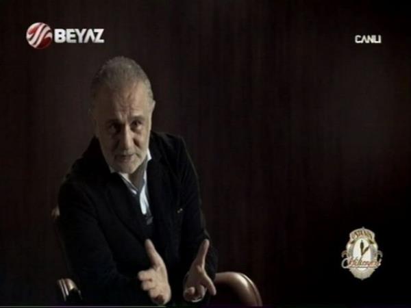 Ans yleydi: Bir ihtiyar amca yanma gelip mini etekli bir bayan gsterdi, 'Bakan oldun ama hala byle giyiniyorlar' dedi. Ben de 'Bover o yle giyinsin, sen yle giyin' dedim...