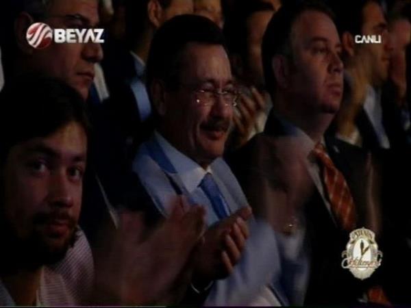 Ankara Bykehir Belediye Bakan Melih Gkek de program stdyodan izledi.