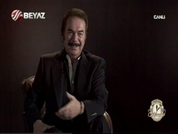 steme fasl geldi, ben kendisine "Buyrun" dedim, "Hayr, sen benim aabeyimsin" dedi, bana vermiti bu grevi.