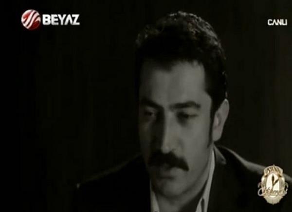 Birka gn sonra beni arad. Bir durup dndm. Eimize dostumuza "ok younuz" diye dnemiyoruz. Trkiye Cumhuriyetinin babakan bana geri dn yaptysa bir durup dndm, bir ders kardm.