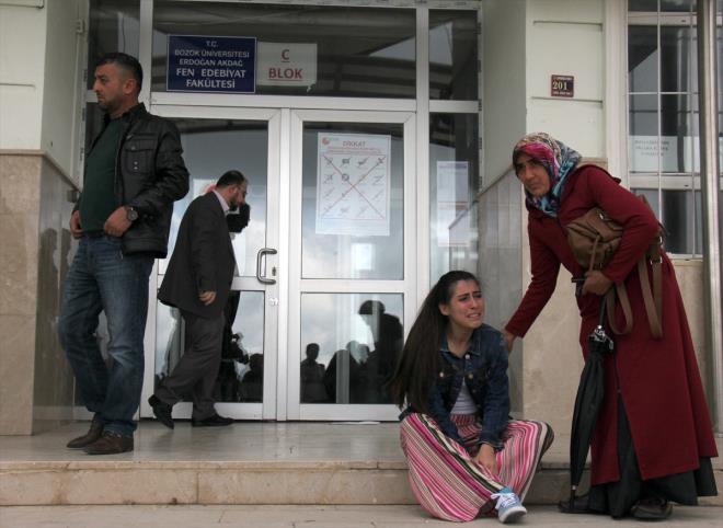 GE KALANLARIN ZNTS<br>    SYM tarafndan aklanan snavn balama saatinden 15 dakika nce binalara alnma kural kapsamnda ge kalan renciler byk znt yaad.