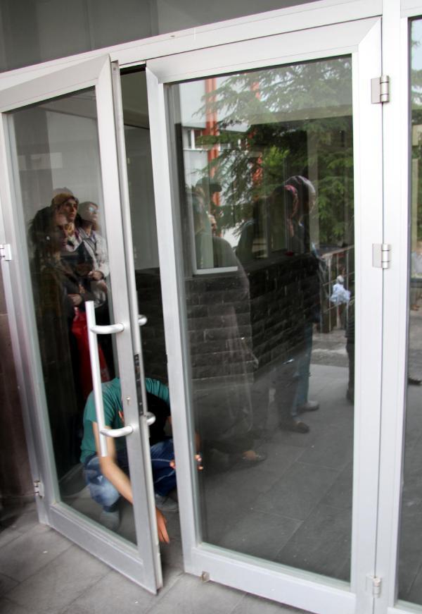 Saat 10.00&#8217;da balayan ve 135 dakika srecek snavda renciler 5 oturum halinde bu hafta ve gelecek hafta da devam edecek snavda ter dkecek.