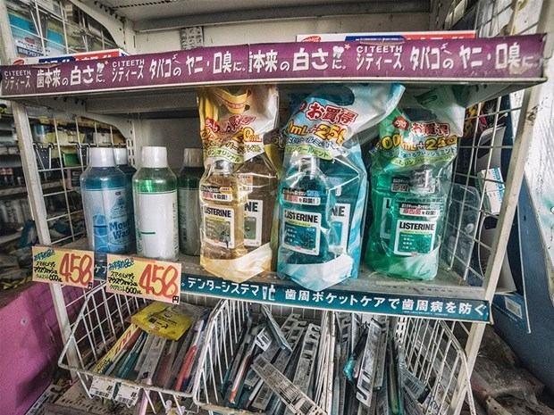 Keow Wee Loong da yasak blgede bir gaz maskesi ile dolamak zorunda kald.