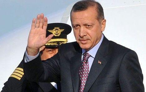 <p><b>ZEMBLLE NMEDK</b></p>    Bazlar gibi gkten zembille in, meclise gir. Byle gelmedik biz. Trnaklarmzla kazyarak geldik. 1989'da Beyolu Belediye bakanlna aday olmak istedim. Erbakan Hocam'a gidip syledim. O zaman grev verilir, istenmezdi. Aday olduumuzda yzde 1.5 oyla kaybettik. Kzlarmza anket yaptryorum. Bu olaya tepki gsterdiler hakaret ettiler kzlarmza. Onlarn emekleri bu gnlerin tohumlar oldu. Sonra Beyolu'nu da stanbul'u da aldk. stanbul dertli bir ehirdi. p, hava kirlilii, susuzluk, CHP iktidar getirdi bunlar. e baladk, su getirdik. GVENCE OLDUK