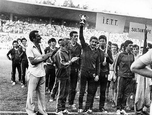 Babamn haberi yok, sonra rendi. nce kzd ama sonra babam da altrdk. u anda ailede hanm hari herkes Fenerbahelidir. Son yaanan olaylar aileyi epeyce souttu. Emine Hanm ise Beiktal.