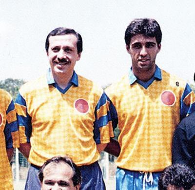 <p><b>FUTBOLA MERAKI</b></p>    Bizim ailede futbolla ilgili ne babamda ne yaknlarmda bir hastalk yoktur. Ben daha mam Hatip'e baladmdan itibaren futbol tutkusu balad. Mahallemizin kulb iyi bir kulpt. Orada topa baladm. 15 yatan sonra ona eildik. Oradaki arkadalarmzn etkisiyle olacak herhalde kulp bakanmz Fenerbaheliydi. Biz de Lefter'in o zamanki sergiledii oyunlar grerek etkilenmi olacaz ki bizde de Fenerbahelilik balad.