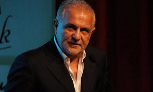 <b>Kenan Ik:</b> Seimler var Bakrky'de. O kalabalkta bir ihtiyar elinde bastonuyla geldi. Bir hanm da ksa eteiyle kalabalk arasnda. htiyar geldi, "Sen belediye bakan oldun. Bunlar hala ksa giyiniyor" dedi. Babakan, "Bover amca sen. Onlar yle giyiniyor, sen byle giyiniyorsun" dedi