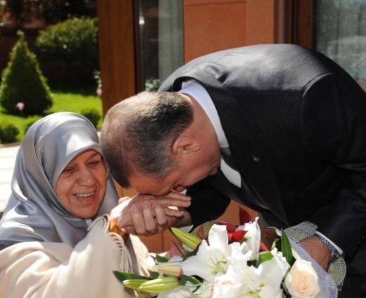 <p><b>BANKA KUMBARAM YOKTU</b></p>    Banka kumbaram yoktu. Annemin yapt kumbara vard. Harlklarm biriktirirdim. Anneme verirdim bayramda, seyranda stne katar sana unu aldm derdi.