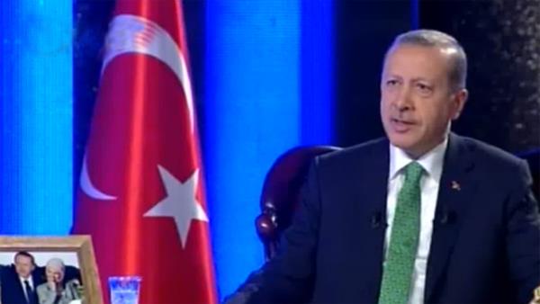 <p><b>ERKEE KATSAYI, KIZA BARTS</b></p>    Benim 4 ocuumun 4' de eimle kararmz verdik. 4' de mam Hatip mezunu oldu. mam Hatip'ten sonra erkek ocuklara katsay kz ocuklara hem katsay hem trban engeli. te biliyorsunuz adli yln alnda da buna ahit olduk. Bir taraftan inan ayrm yok diyeceksiniz. Dier taraftan bartl ocua i eitim imkan vermeyeceksin. Hani ayrm yoktu. Amerika'da batda okuyabiliyor. Trkiye halknn yzde 99'u mslman olan bir lkede niye okuyamyor. Trkiye laik. Laiklik ne demek. 82 Anayasas'nda var. Btn inanlara eit mesafede olmak laikliin gerei. imdi bunlar alyor. Rahatszln altnda yatan bu zaten. Birisi bir fazla br bir geri olmasn. Hepsi ayn haklara sahip olsun. Bu rekabet iinde de toplum birbirini kucaklasn. O artlar bizi ona mecbur etti. Gittiler darda okudular geldiler.