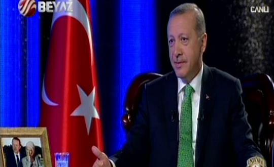 <p><b>ARKADAIMIN ANNES YIKARDI BEN</b></p>    ocukluumda sakin deildim, hareketliydim. Bizim zamanmzda apartman ocukluu yoktu. Mahalle ocukluu vard. Annem, babam Nahiye'deki tm insanlar tanrd. Bizde de Kasmpaa'da oturduumuz sokak, yan sokaklardaki arkadalarla sk fkydk. Sokaklar toprakt, topraklarn ierisinde yuvarlandk. Annem yoksa, arkadamn annesi alr ykard beni. Benim annem de arkadam ykard.