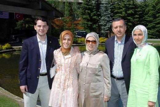 <p><b>TORUNLAR</b></p>    Torunlar evlatlar bize aratmad. O baka bir sevgi bize getirdi. u anda gerek eim gerekse ocuklar, ufak kzm zaten onlarn srekli yannda olmas. lla bu gece beraber yatalm. Gittiimizde bakarm kz hemen kaypta. "Nerede?" "Yienlerinin yannda." Onlar gelirler teyzesiyle beraber kalrlar. Onlarn baka bir tad var. Doyumsuz oluyor. ocuklarma da sylyorum. Bizi mahup etmeyin, en az .