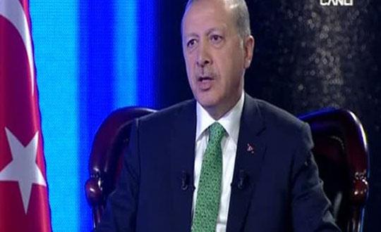 <p><b>L M YIKAYACAKSINIZ?</b></p>    mam Hatip'e giriimin vesilesi ilkokuldaki mdrmdr. Bizim din dersine girii, babam davet edip biz Tayyip'i buraya gnderelim deyii zerine babam onu sevdi. Babam da "Siz nasl isterseniz" dedi. mtihanla girdik. o ekilde oraya baladk. O zamanki tekiletirme uydu. retmenlerimiz unu sylerdi "Niye buraya geldiniz? l m ykayacaksnz?" Bu tekiletirmenin kulland jargon buydu. "Buradan siz rahat rahat her niversiteye gidemezsiniz. Veyahutta fark derslerini vereceksiniz sonra normal niversiteye gideceksiniz." Ben 6 dersi Eyp Lisesi'nden bitirdim. Bu liseden aldm diplomayla Marmara niversitesi'ne girdim. mam Hatip'i tekiletirme orada balamt. mam Hatip deyince sadece Kuran, Arapa okunuyor. yle deil. Bunun yannda edebiyat, felsefe, fizik, kimya hepsini okuduk. Bir sene fazla okuyorduk dier liselerden. byle hakszlklar karsnda ala ala buraya gelindi.