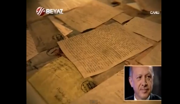 <p><b>MEKTUPLAR OKUNDU</b></p>    Cezaevindeyken Babakan Erdoan'a gelen mektuplar programda cmle cmle okundu. Mektuplardan u cmleler okundu:   <p>"Bu sene kullanacam ilk oyum size nasip olsun."</p>   <p>"Benim adm Ahmet 5 yandaym. Seni ok seviyorum"</p>  <p> "Sizden resim beklemitim. Eim "koskoca bakan sana m resim yollayacak" demiti. Sizden beklemiyordum ama geldi."</p>  <p> "En ksa zaman da sizi aramzda greceiz, gelecein babakansn."</p>  <p> "Aldrma reis. Biz farklyz tanmasak da sizinle glecek, mezara yryecek bir kardeiniz var."</p>