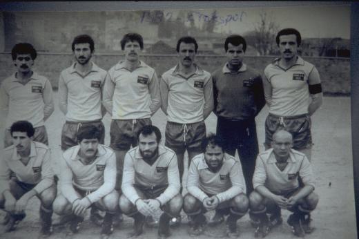 <p><b>HEM OKUDUM HEM SYASET YAPTIM</b></p>    Milli Trk Talebe Birlii, imam hatipte okuduumuz yllar, niversite yllarnda mdrlk slendim. Bu ocaktan gemi bir ok nemli isim var. Milli Selamet Partisi Beyolu ile genlik kolu bakanl sonra stanbul genlik kollar bakanl teklif edildi. Onu da kabul ettim. 12 Eyll ncesi dnemde iddet eylemlerinde tekilatmz hep uzak tutuk. O dnemde hem okuyor, hem ETT de alyor hem de futbol oynuyordum.