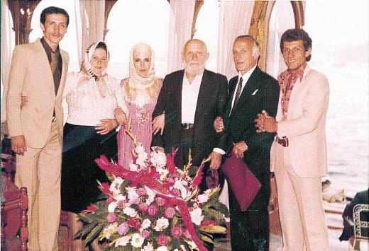 <p><b>BABAMA KAPTAN AMCA DERLERD</b></p>    Babama kaptan amca derlerdi. Ayrca yurt dnda alan hemehrilerin kasasyd. Yediemin olarak grrlerdi. Hepsinin zarf vard. Hesabn ben tutardm. Memlekete ailelerine zaman zaman para gnderirdik. timat edilen bir insand.