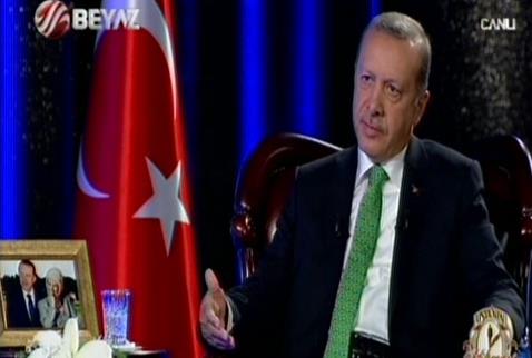 <p><b>TORUNLARIN SYASETE GRMESN STER M?</b></p>    Biz ekildikten sonra niye olmasn. yi yetimi, drst, doru gayretli.. Byle bir kabiliyet varsa, kendileri de bir heyecan duyuyorsa ben olmalarn isterim. izgi filmleri onlarla izlemek zorunda kalyorum. Annen ne kadar msade etti? 15 dakika. 15 dakika beraber izliyoruz. stanbul'da oturduumuz yer adeta park gibidir. Byk torun topu ok sever ok hrsl onlarla bazen top oynarm. En ufa Mahinur. O ayr bir sevgi yuma. Onun sinerjisi farkl. Dierlerinki daha farkl."