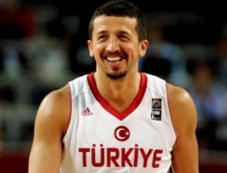 <p><b>NLLER DE KONUTU</b></p>    Hidayet Trkolu: Babakanmzn kendine olan gveni, lider sfat olmas herkes tarafndan gzlemlenmi bir ey. Kendine gvenen bir insan. Sadece Amerika, Avrupa deil, herkes bu ynn takdir ediyor.