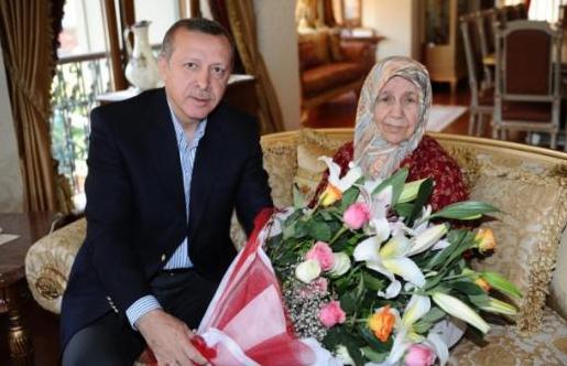 <p><b>BABAM BZ HOCAEFENDYE TESLM ETT</b></p>    Babam iznini hep yaza getirirdi. Hep beraber Rize'ye giderdik. Rize'de sadece ay deil, fndk da vard. Bahelerde fndk toplardk. Orada babam bizi hoca efendiye teslim ederdi. Orada aldm derslerin geliimimde ok faydas oldu. Babamn vasiyeti zerine babamn arkadalarn ziyaret ederim.