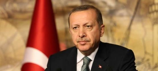 <p><b>ANNEM OK MAHARETLYD</b></p>    Evimiz, Karadeniz yemekleriyle zengindi. Annem ok maharetliydi. Hamuru kaln aar, kavurmayla beraber frnda hazrlard afiyetle yerdik. Sarmas, mhlamas, karalahana orbas, pilavn her trlsn ok lezzetli yapard. Ev misafirsiz kalmazd. ki oda var evde. Haber vermek de yok babamda, yerde sini sofras ker yemeimizi yerdik.