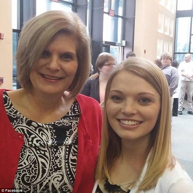 Emily drt arkadayla beraber aracn iindeydi. Georgia&#8217;nn Savannah yaknlarndaki bir yoldayken traktrle arptlar. Ara parampara oldu. Emily ve arkadalar olay yerinde hayatlarn kaybettiler.