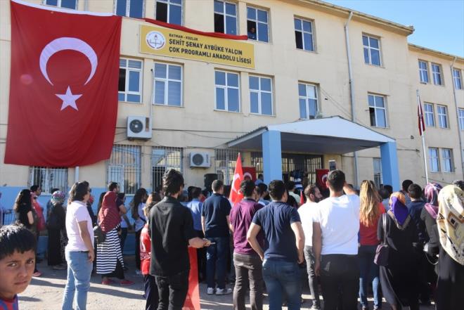 ehit retmeni yapt gzel etkinliklerle hatrlayacaklarn anmsatan Aktrk, "Biz onu hep iyi hatrlayacaz. Bir kahpe kurun gelmeyecek, gelmeyecek, gnn birinde o da gelip ona denk geldi. Syleyecek bir ey bulamyorum, Allah rahmet eylesin o bizi gryor" ifadesini kulland.