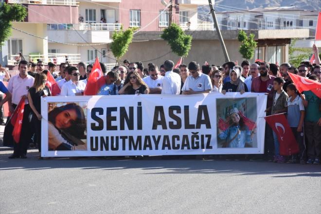 BATMAN'n Kozluk ilesinde vatandalar, mzik retmeni enay Aybke Yaln' katleden terr rgt PKK'y lanetlemek iin yry dzenledi.